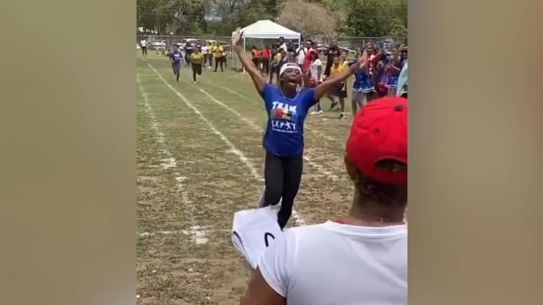 Video: Legenda z Jamajky se nezapře, na školních závodech smazala další rodiče